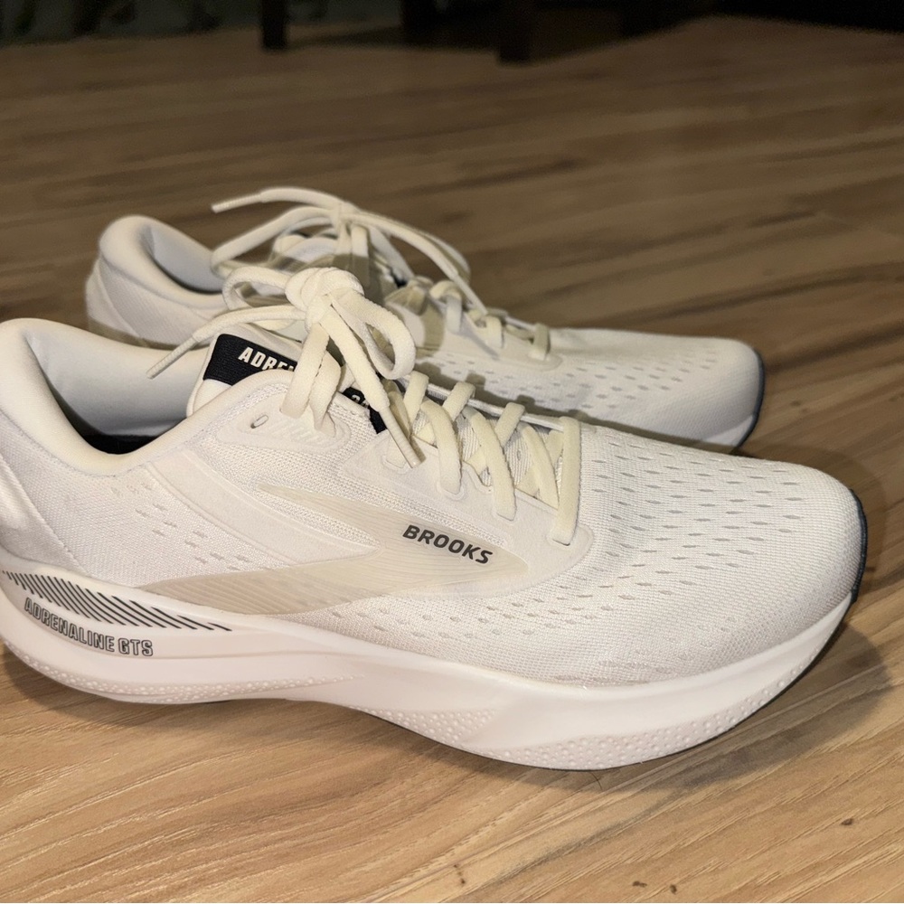 NWOT Brooks Adrenaline GTS 24 White Running Shoes Size 11